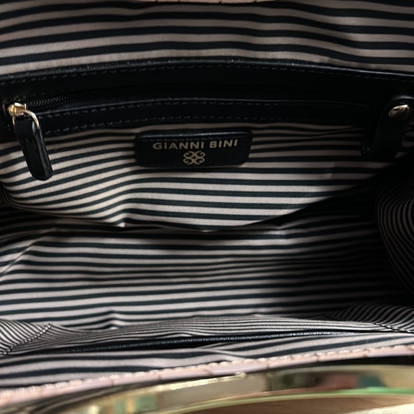 GIANNI BINI Purse Soft Pink Crocodile Print with Gold Hardware - Picture 5 of 8